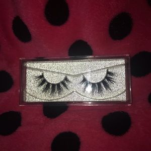Mink lashes in style (Zeus)